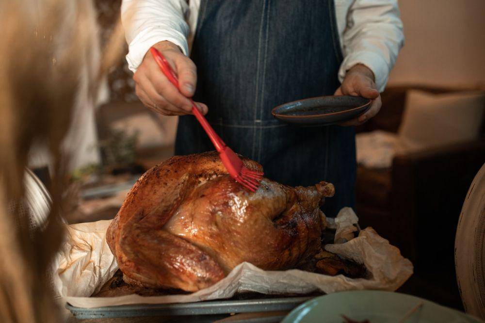 ilustrasi mengolesi ayam (pexels.com/RODNAE Productions)