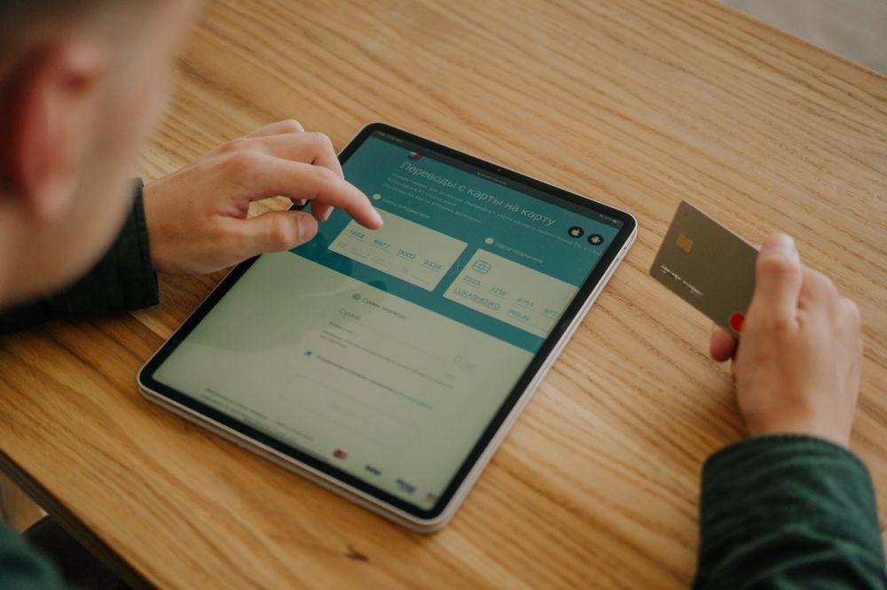transaksi online dengan teknologi digital (pexels.com/Tima Miroshnichenko)