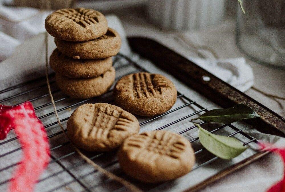 ilustrasi chunky nut butter cookies (unsplash.com/Priscilla Du Preez)
