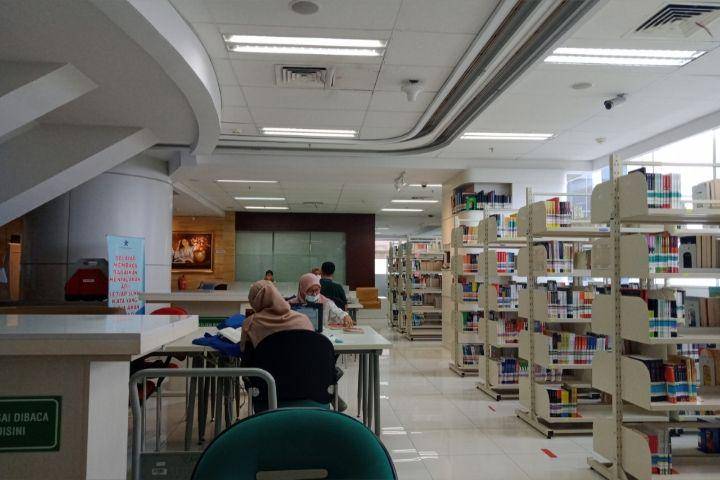 ruang baca di perpustakaan Nasional RI (dok. Pribadi/Raina Zaakiyah)