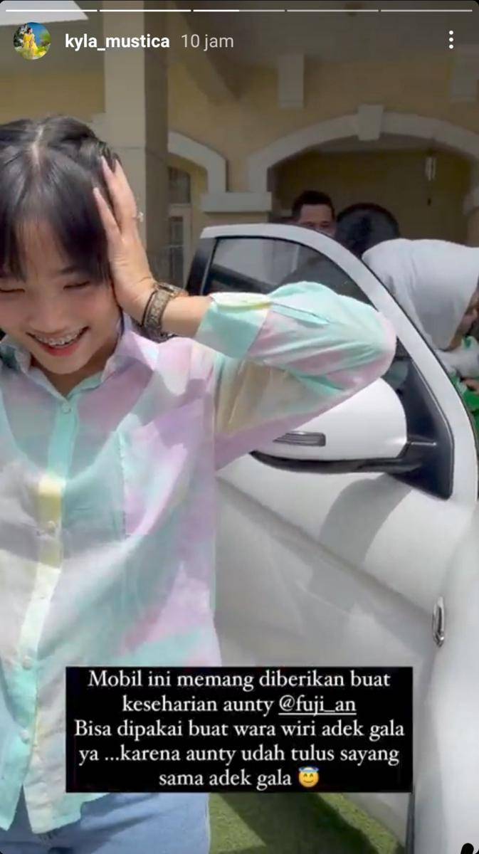 Fuji dapat hadiah mobil (instagram.com/kyla_mustica)