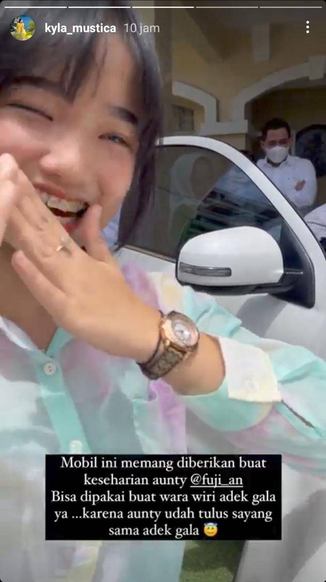 Fuji dapat hadiah mobil (instagram.com/kyla_mustica)