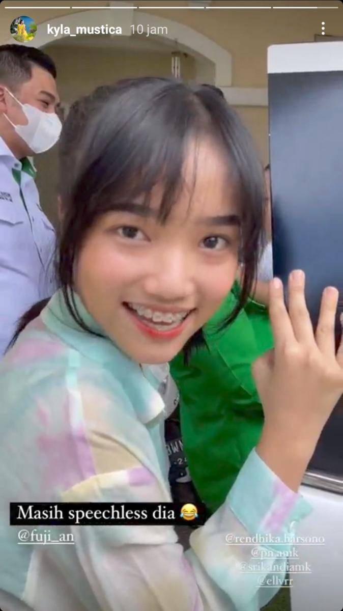 Fuji dapat hadiah mobil (instagram.com/kyla_mustica)
