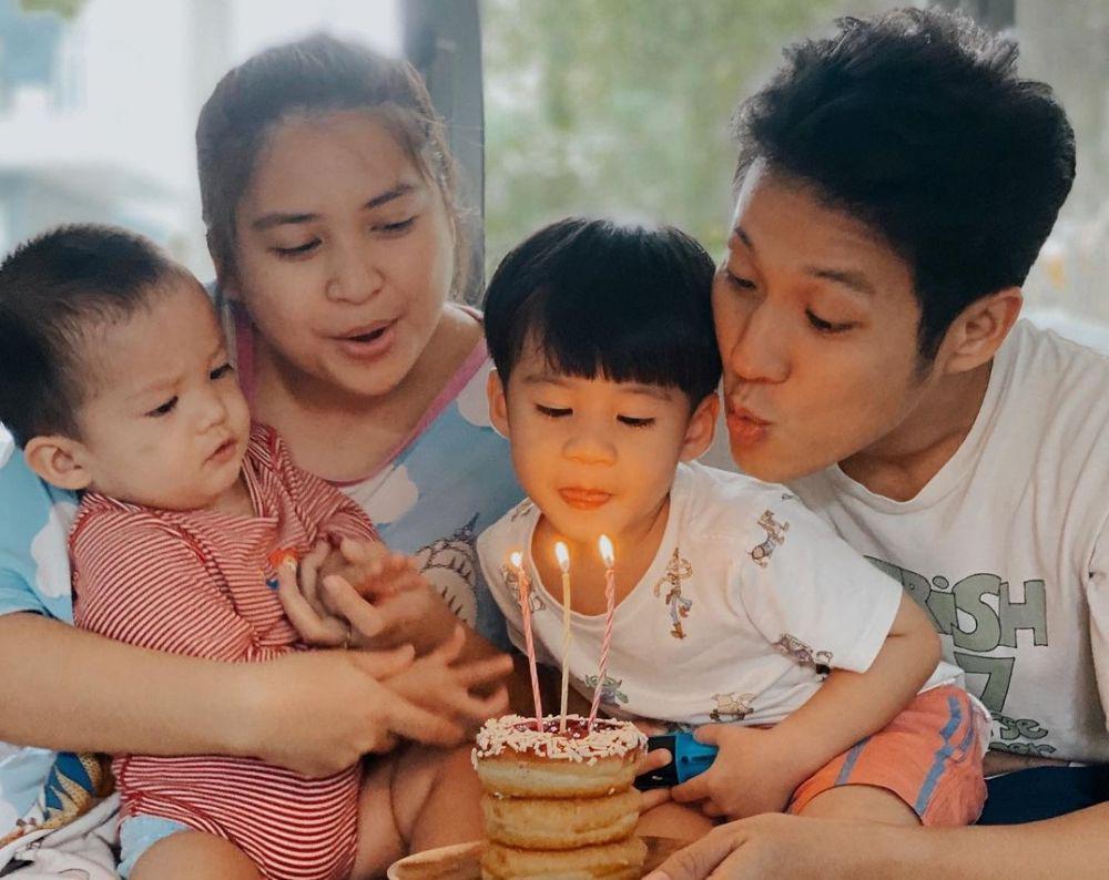 10 Potret Keluarga Junior Liem yang Bahagia dengan Dua Anak, Harmonis!