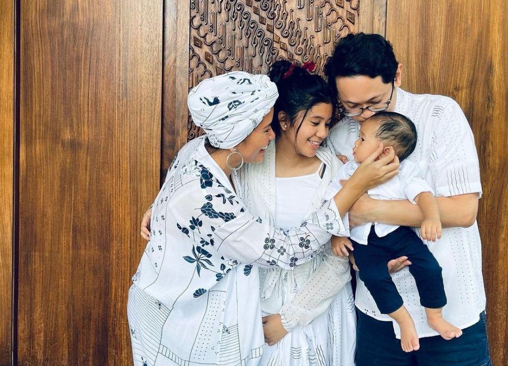 9 Potret Keluarga Titi Radjo Padmaja yang Jarang Disorot, Harmonis!