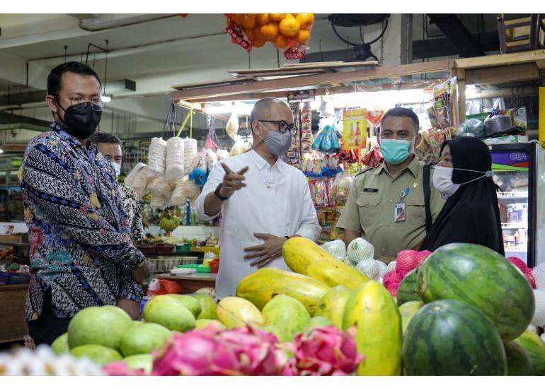 Staf Khusus Menteri Koperasi dan UKM meninjau pelaku UMKM penerima Banpres Produktif Usaha Mikro di Pasar Santa, Jakarta, Selasa (30/11/2021). (kemenkopukm.go.id)