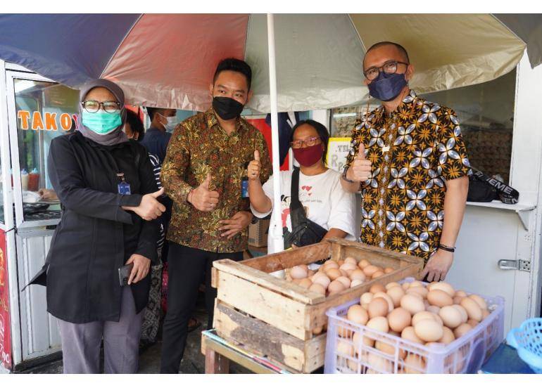 Staf Khusus Menteri Koperasi dan UKM meninjau penerima Banpres Produktif Usaha Mikro (BPUM) di kawasan Bukit Duri dan Manggarai, Jakarta, pada Rabu (01/12/2021). (kemenkopukm.go.id)