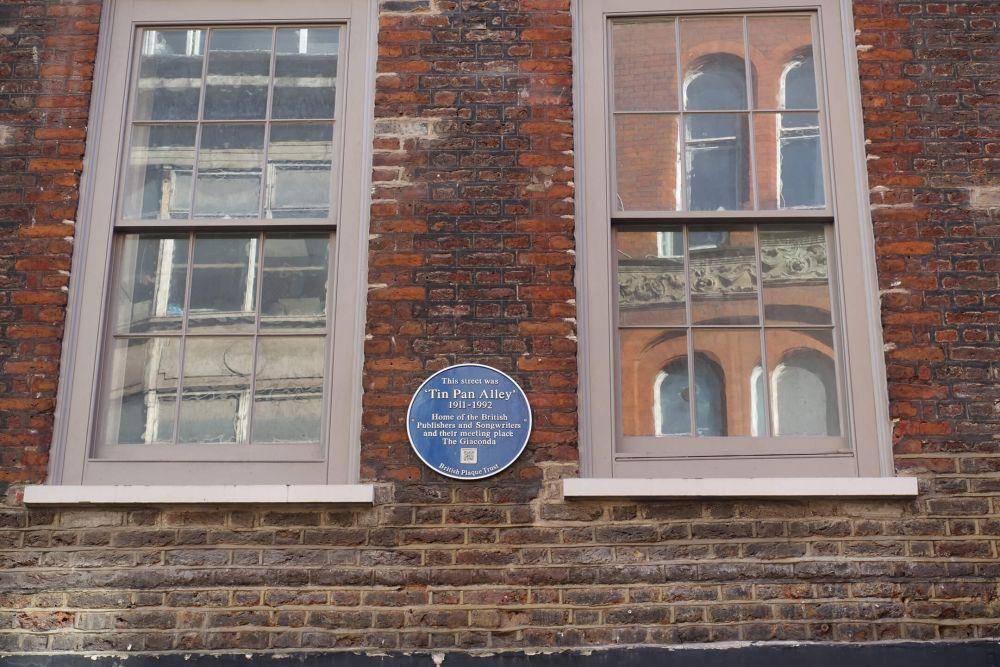 potret lambang Tin Pan Alley di Denmark Street (guitar.com)