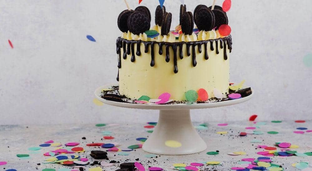 ilustrasi almond cake with mango buttercream (unsplash.com/Toa Heftiba)