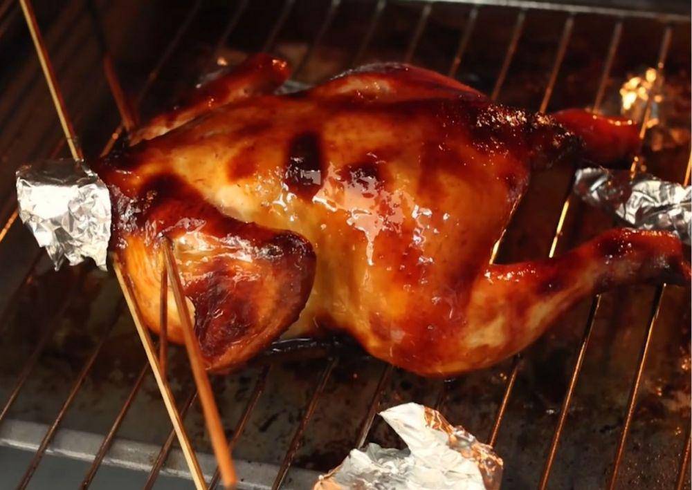 proses memanggang ayam peking (youtube.com/Devina Hermawan)