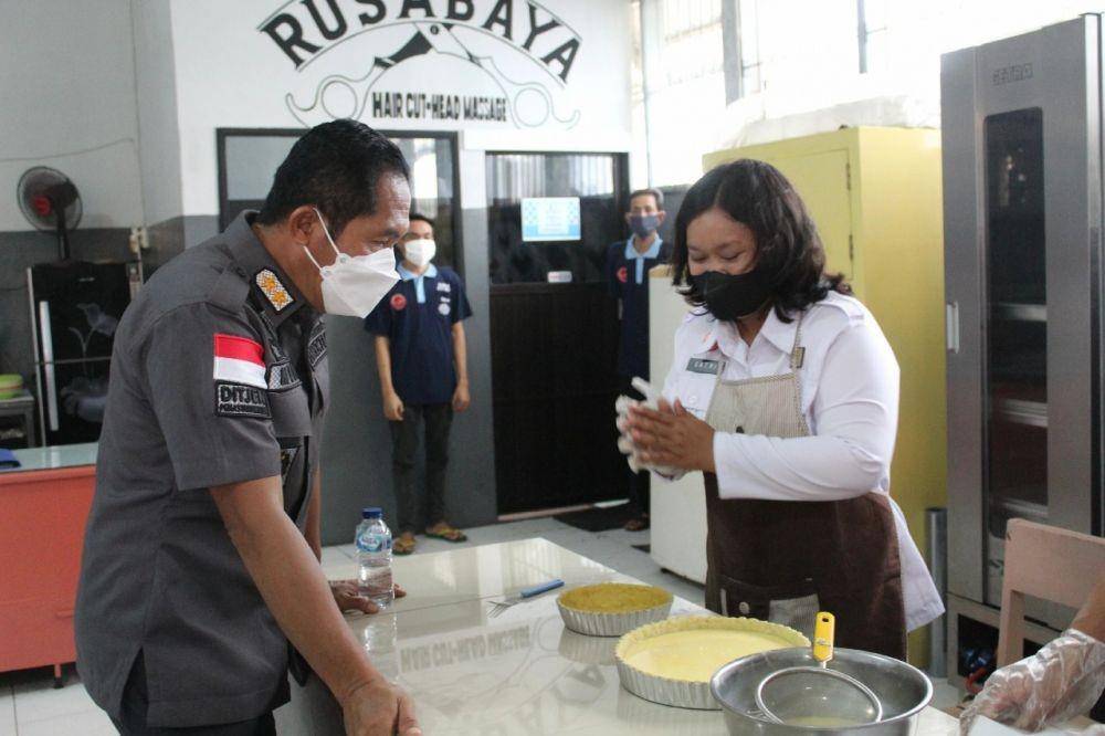 Sidak dapur Rutan Surabaya. Dok. Humas Kemenkumham Jatim.