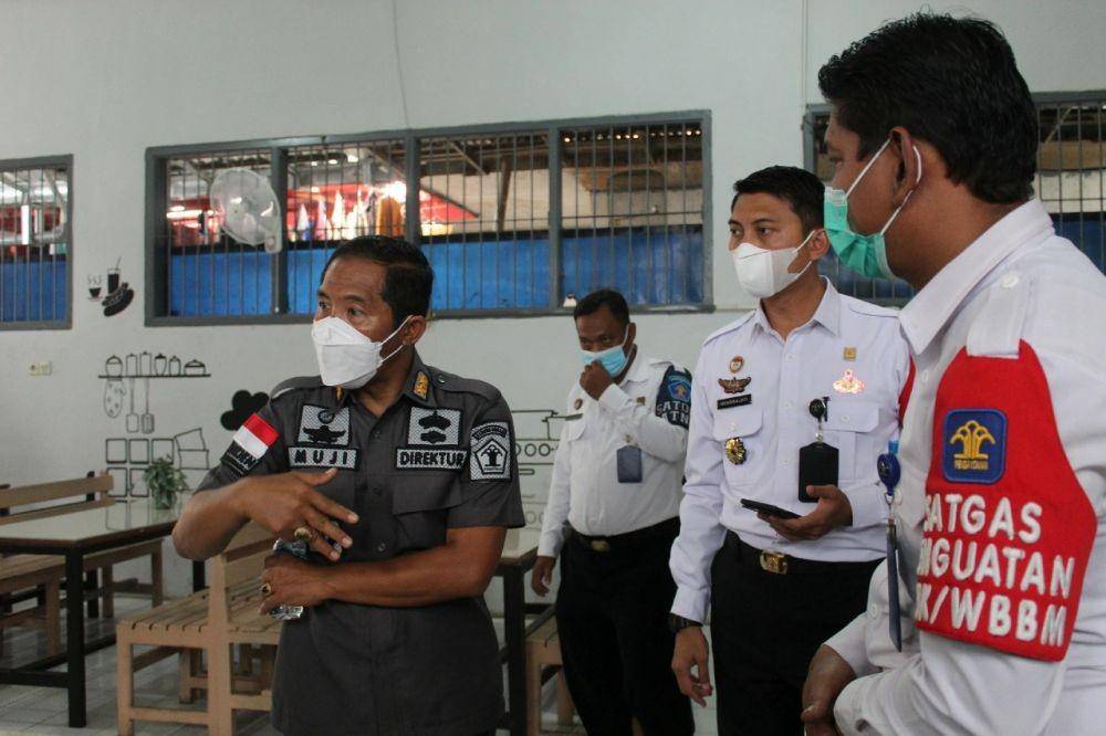 Sidak dapur Rutan Surabaya. Dok. Humas Kemenkumham Jatim.