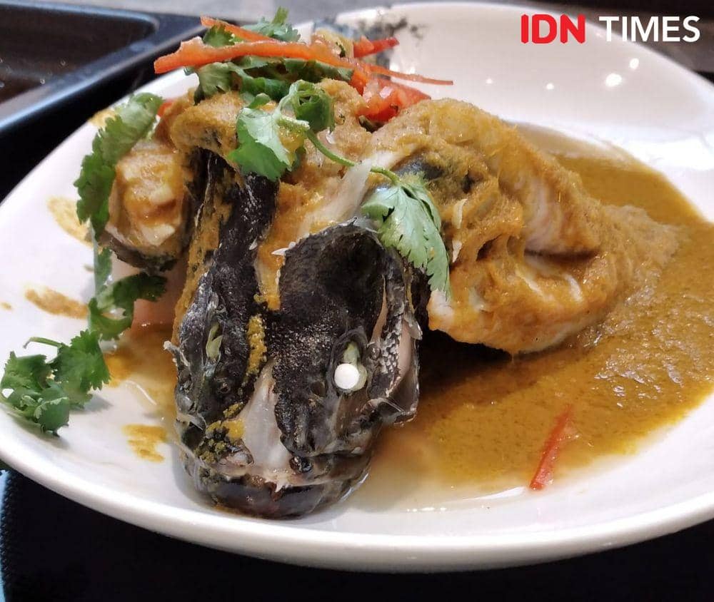 Ilustrasi ikan kerapu saus nyonya (IDN Times/Dhiya Awlia Azzahra)