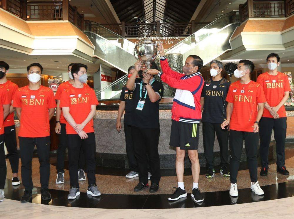 Presiden Joko Widodo beri apresiasi skuad Indonesia yang bawa pulang Piala Thomas. (dok. Humas PP PBSI Indonesia)