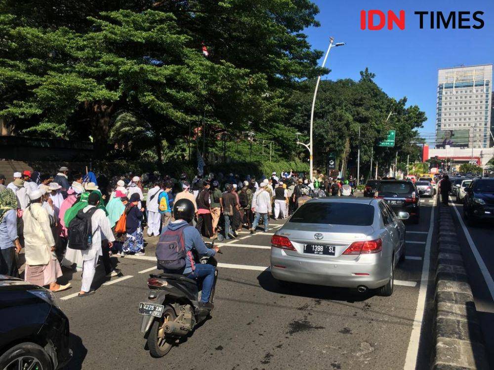 Massa Reuni 212 berkumpul di depan Gedung Pusat Dakwah Muhammadiyah, Menteng, Jakarta Pusat, Kamis (2/12/2021). (IDN Times/Irfan Fathurohman)