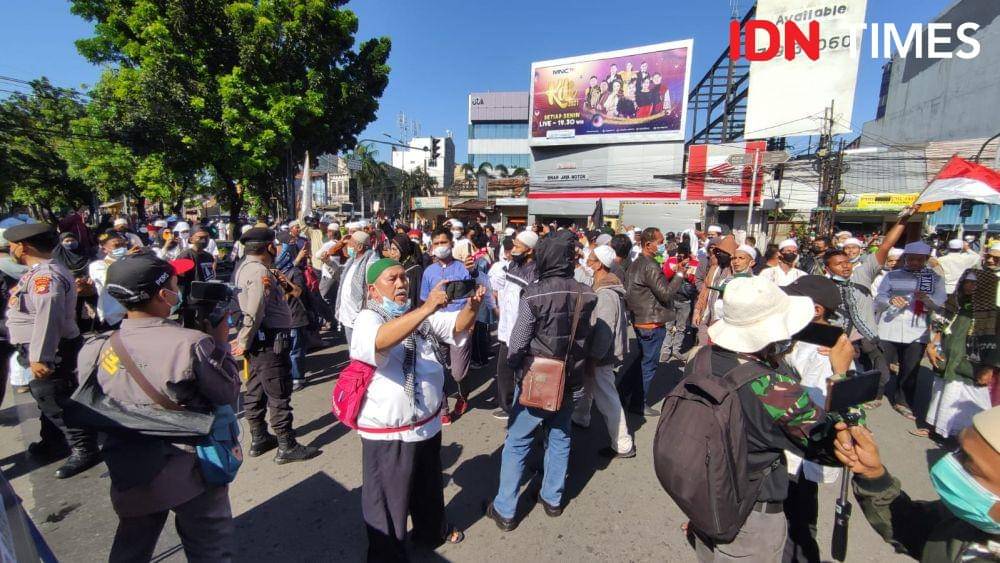 Suasana Massa Reuni 212 di Jalan Abdul Muis, Jakarta, Kamis (2/12/2021). (IDN Times/Helmi Shemi)