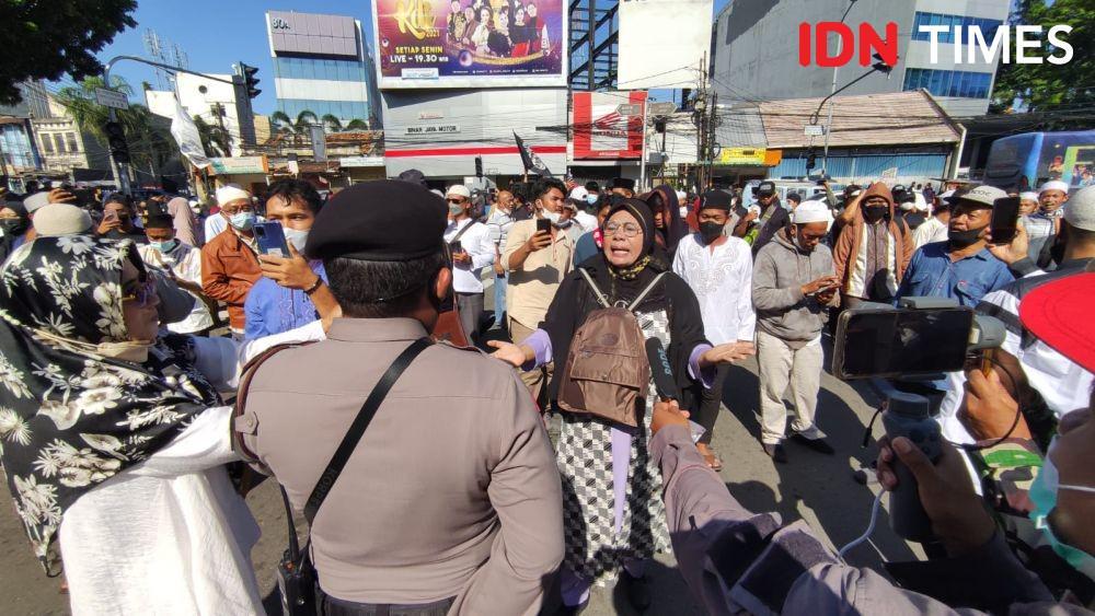 [BREAKING] Reuni 212: Ibu-ibu Minta Polisi Buka Jalan Budi Kemuliaan