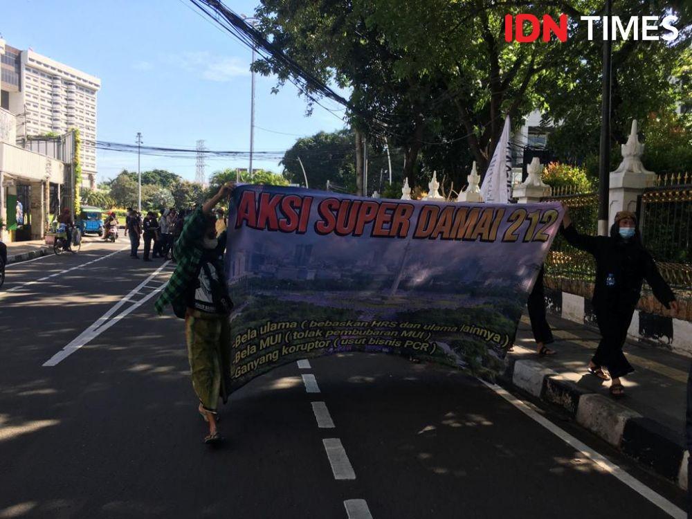 [BREAKING] Massa Reuni 212 Bawa Spanduk Ganyang Koruptor hingga Usut Bisnis PCR