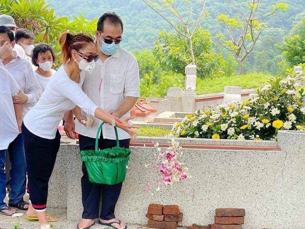 Inul Daratista di pemakaman ibu mertua (Instagram.com/inul_d)