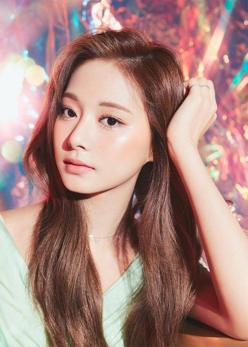 potret Tzuyu TWICE (twice.jype.com)