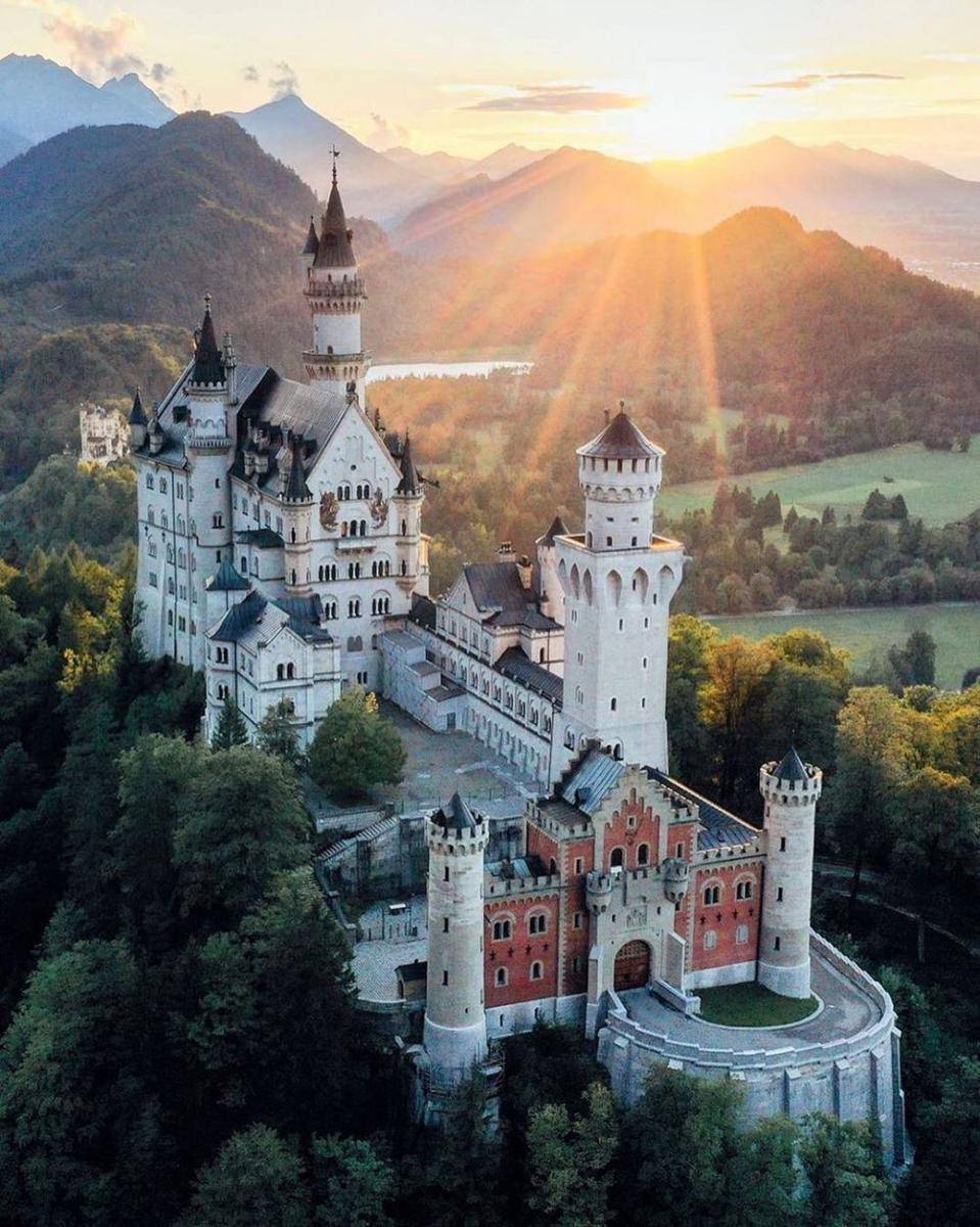 Neuschwanstein Castle (instagram.com/coepeniclas)