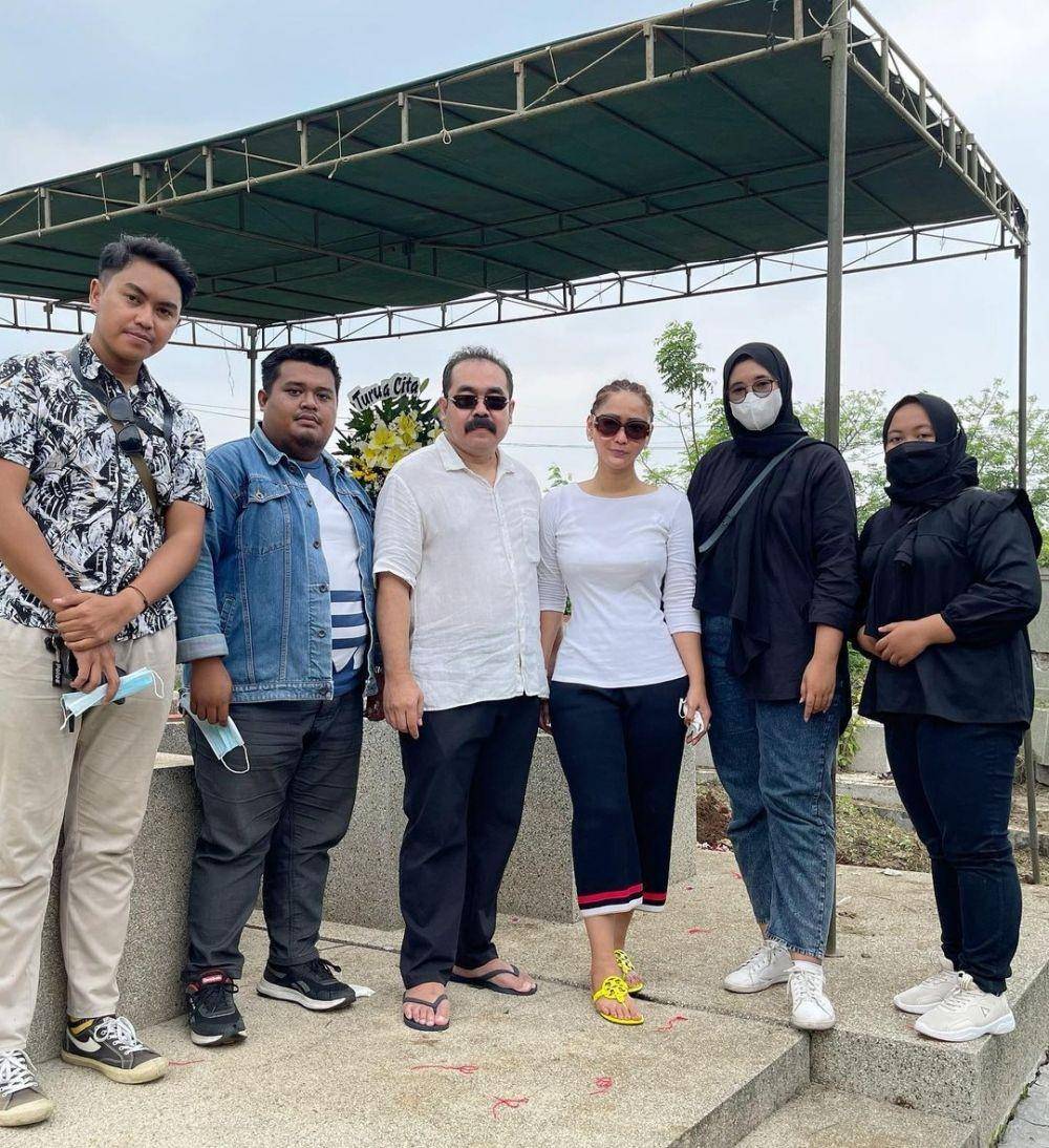Inul Daratista di pemakaman ibu mertua (Instagram.com/inul_d)