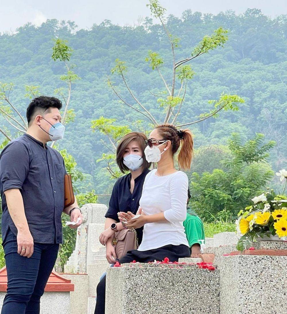 Inul Daratista di pemakaman ibu mertua (Instagram.com/inul_d)