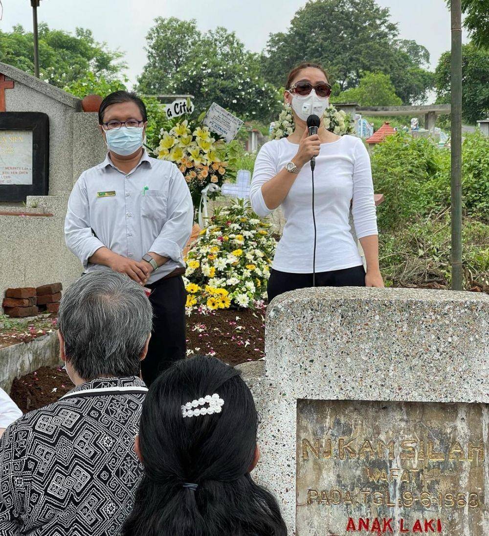 Inul Daratista di pemakaman ibu mertua (Instagram.com/inul_d)
