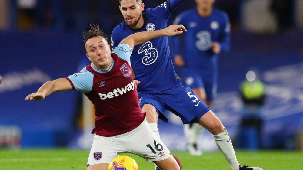 potret duel pemain West Ham dan pemain Chelsea (premierleague.com)