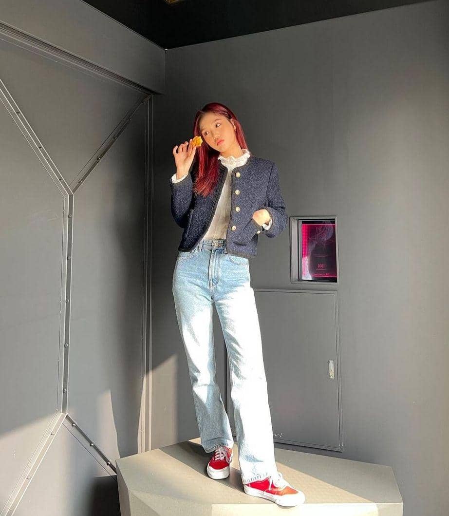 Padu padan celana jeans ala Mimi Oh My Girl (instagram.com/mimmiiiya)