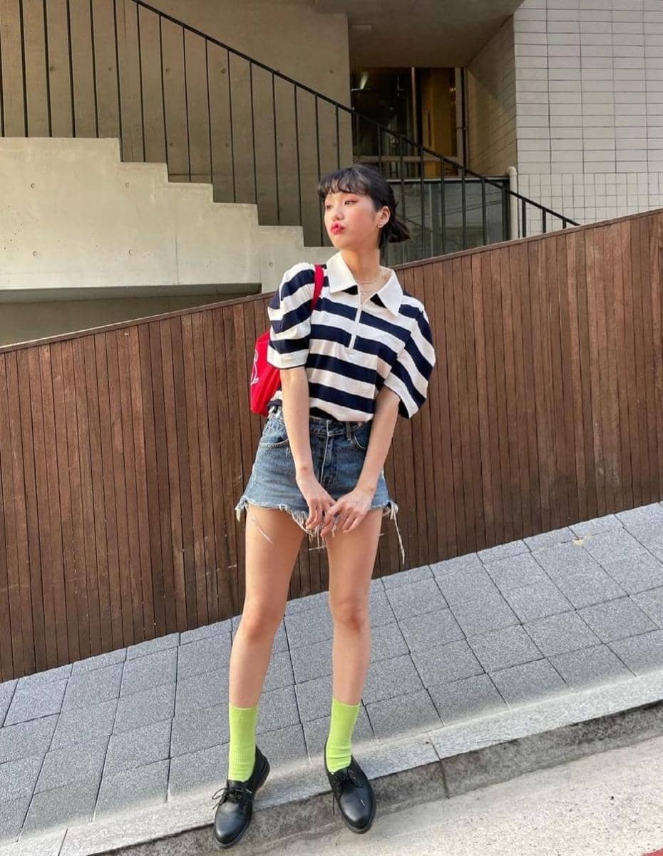 Padu padan celana jeans ala Mimi Oh My Girl (instagram.com/mimmiiiya)