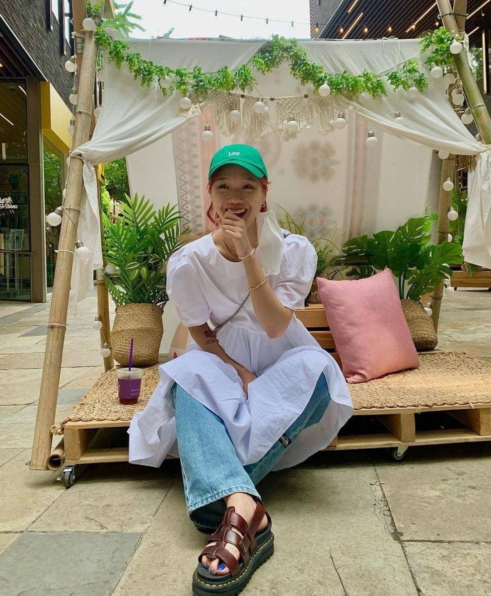 Padu padan celana jeans ala Mimi Oh My Girl (instagram.com/mimmiiiya)