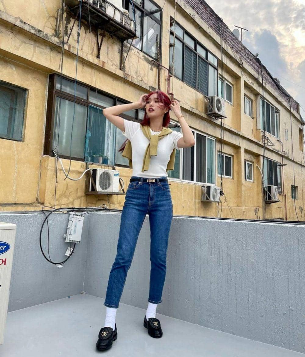 Padu padan celana jeans ala Mimi Oh My Girl (instagram.com/mimmiiiya)