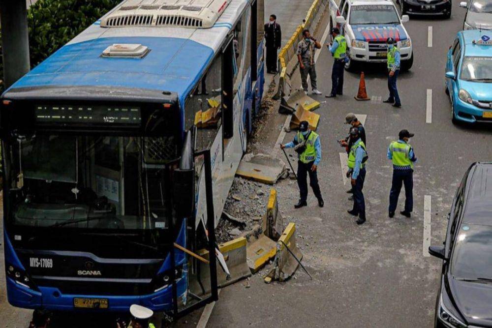 Kecelakaan bus Transjakarta di depan Ratu Plaza Senayan pada Jumat (3/12/2021). (instagram.com/jktinfo)