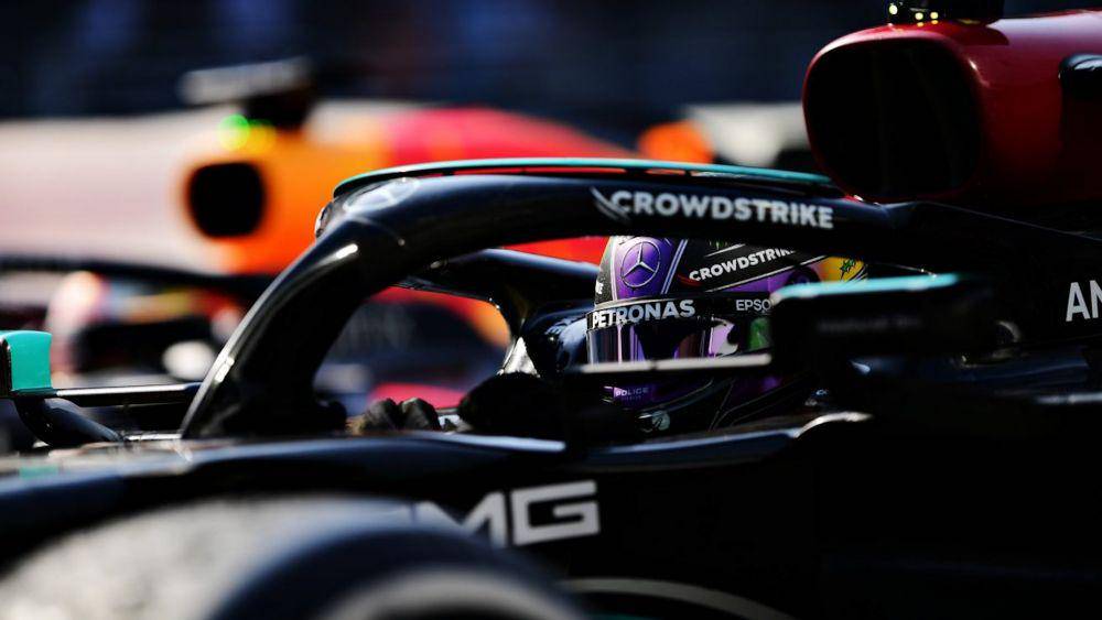 pembalap Mercedes Lewis Hamilton (formula1.com)