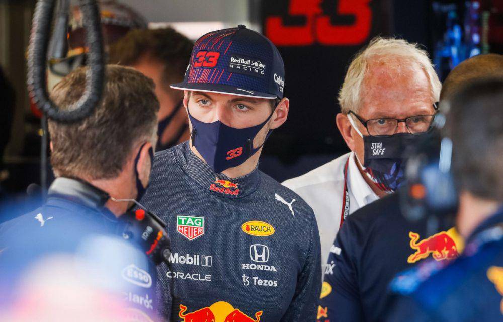Max Verstappen berbincang dengan kru Red Bull. (planetf1.com)
