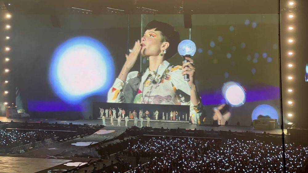 Halsey di konser BTS (twitter.com/PopBase)