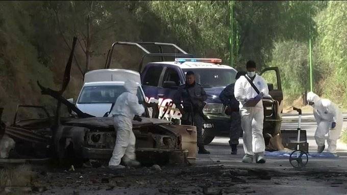 Sebuah mobil yang dibakar tak jauh dari penjara Tula, Meksiko pada Rabu (1/12/2021). (twitter.com/transdocnoticia)