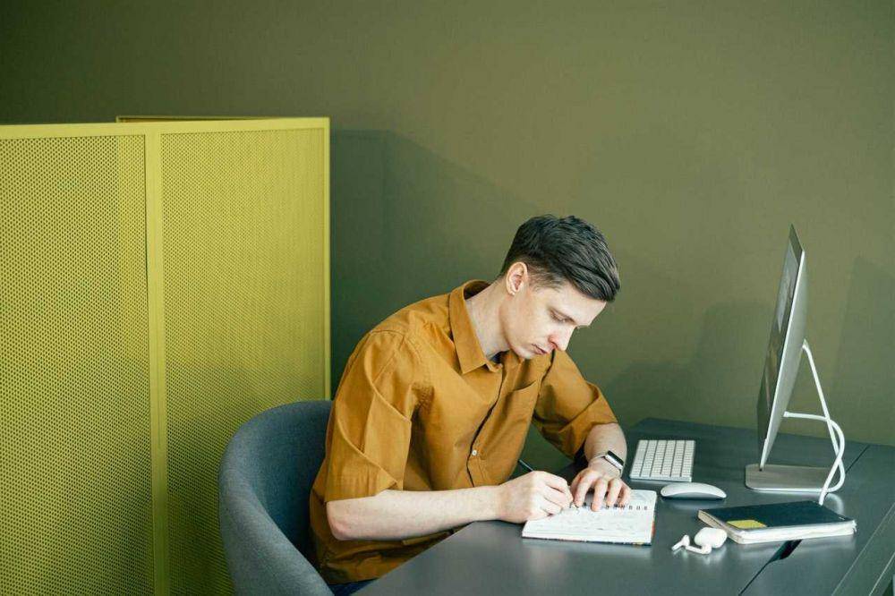 ilustrasi tekun bekerja (pexels.com/Ivan Samkov)
