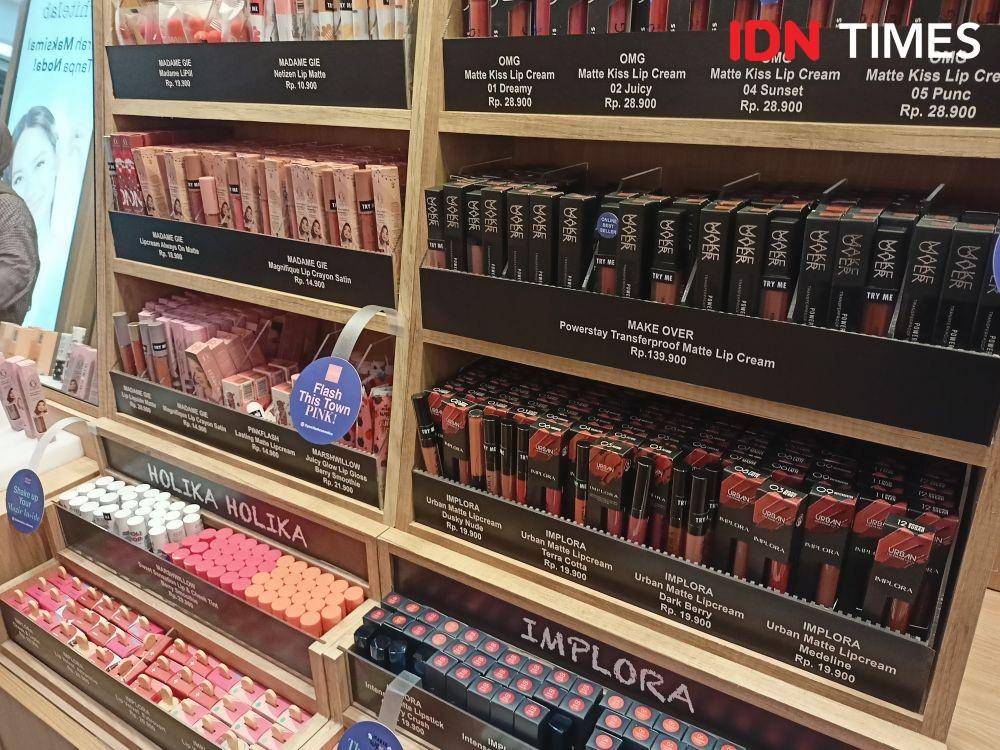 Berbagai macam produk yang ada di toko Sistersel. 2 Desember 2021. (IDN Times/M. Tarmizi Murdianto)