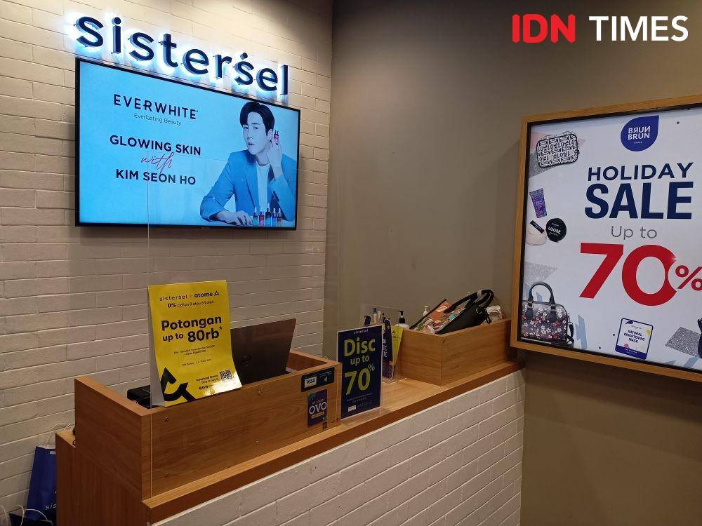 Sistersel Store yang pertama diresmikan di Mal Kota Kasablanka. 2 Desember 2021. (IDN Times/M. Tarmizi Murdianto)