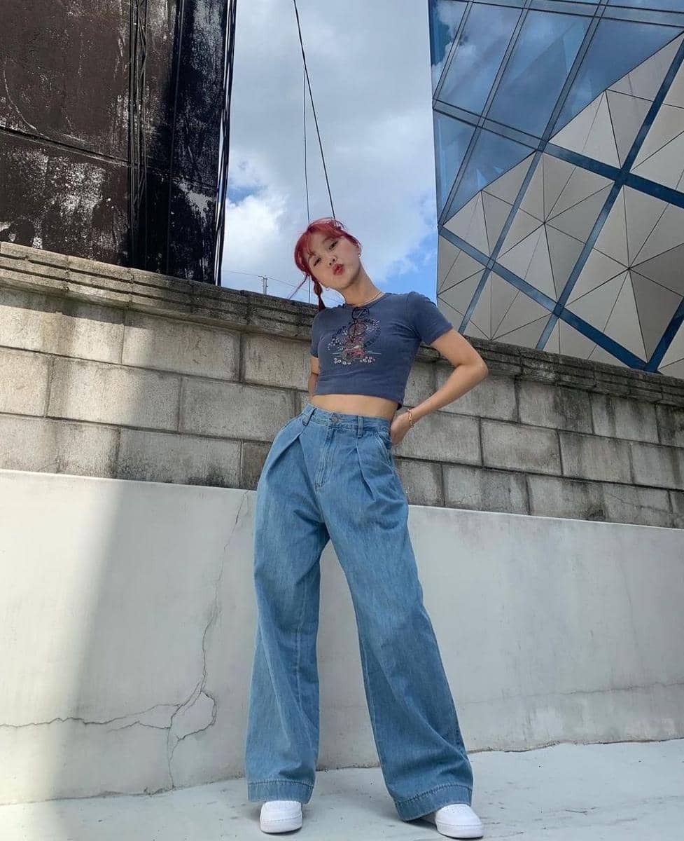 Padu padan celana jeans ala Mimi Oh My Girl (instagram.com/mimmiiiya)