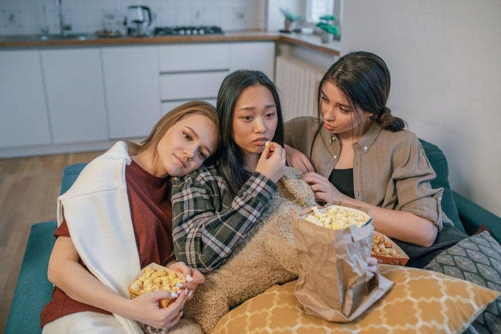 Potret makan pop corn 