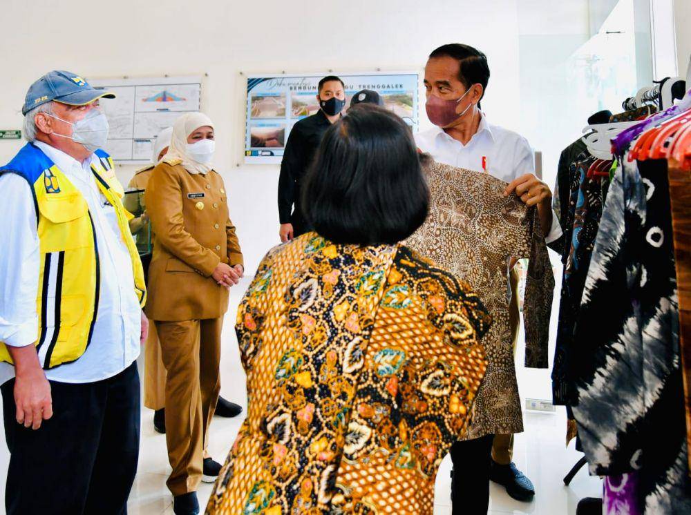 Presiden Joko Widodo melihat kerajinan dari usaha mikro, kecil, dan menengah (UMKM) di Trenggalek, Selasa, 30 November 2021(dok. BPMI Setpres/Laily Rachev)