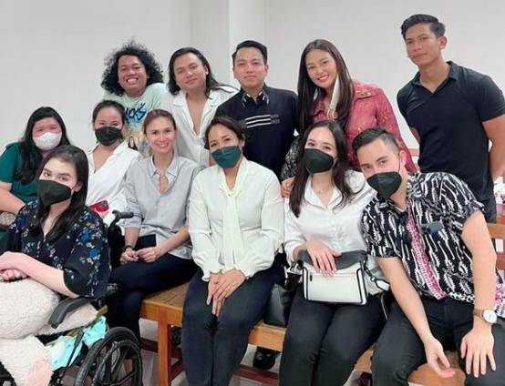 Laura dan teman-temannya di Pengadilan Negeri Jakarta Timur (instagram.com/edlnlaura)