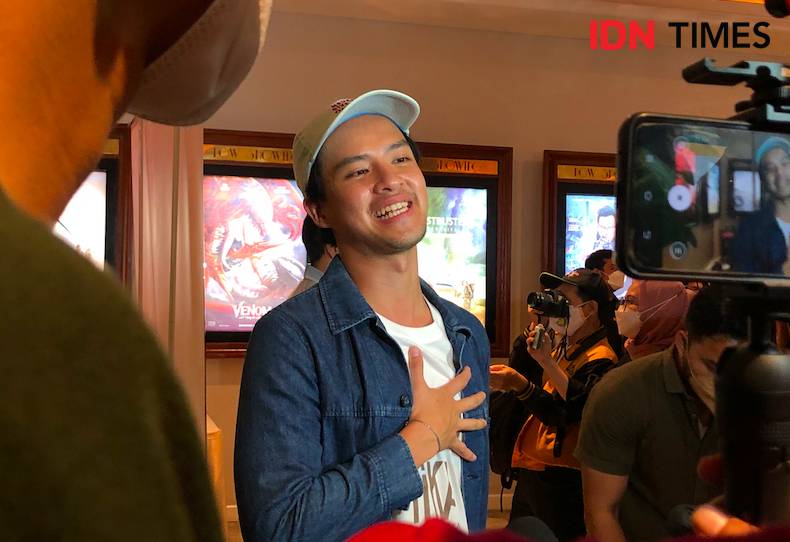 Morgan Oey di konferensi pers Teka Teki Tika di Metropole XXI, Jakarta pada Jumat (03/12/2021) (dok. IDN Times/Maria Helen Oktavia)