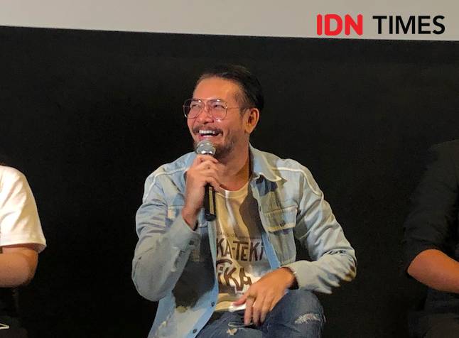 Ferry Salim di konferensi pers Teka Teki Tika di Metropole XXI, Jakarta pada Jumat (03/12/2021) (dok. IDN Times/Maria Helen Oktavia)