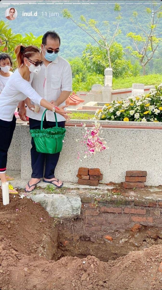 Inul Daratista di pemakaman ibu mertua (Instagram.com/inul_d)