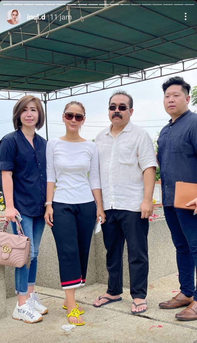 Inul Daratista di pemakaman ibu mertua (Instagram.com/inul_d)