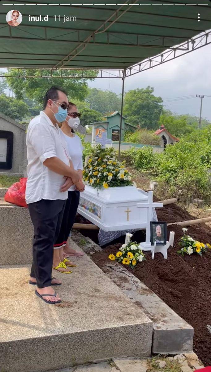 Inul Daratista di pemakaman ibu mertua (Instagram.com/inul_d)